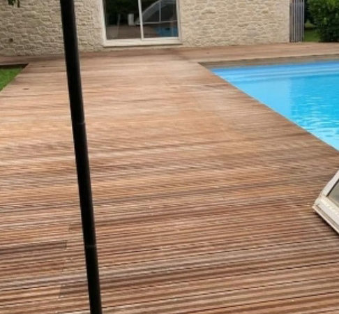 Nettoyage d'une terrasse en lames de bois autour d'une piscine