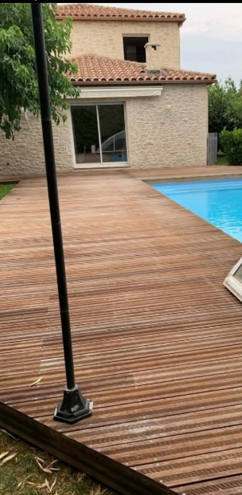 Nettoyage d'une terrasse en lames de bois autour d'une piscine